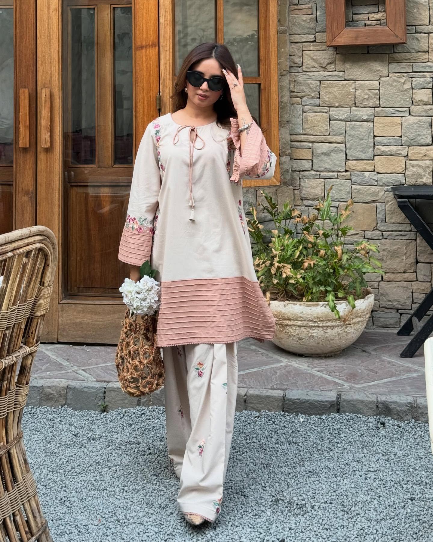 VAARI  LAWN 2PC ( FARSHI SHALWAR )